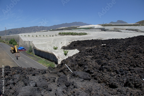 Lors de l'éruption du Cumbre Vieja (septembre - décembre 2021), les coulées de lave émanant du cratère ont détruit plusieurs centaines d'hectares de bananeraies, principale ressource agricole du pays.