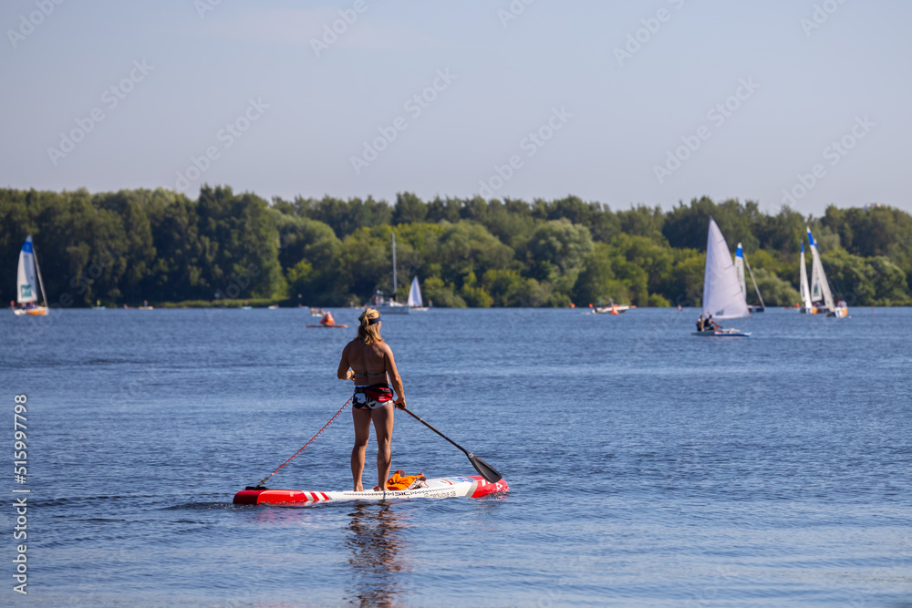 Naklejka premium woman is engaged in rowing on the board