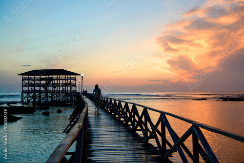Surf en Filipinas, Amanecer en el muelle Cloud 9 en la isla de Siargao. 