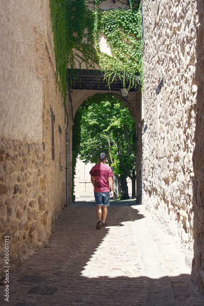 Chico joven haciendo turismo por las calles de Zamora