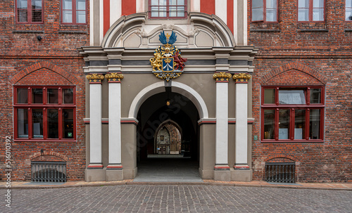 Barockportal des Rathaus Stralsund mit dem historischen Wappen