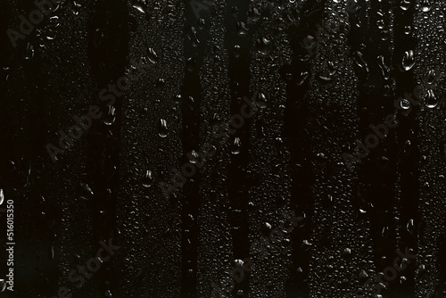 Foto black wet background / raindrops for overlaying on window, concept of autumn wea