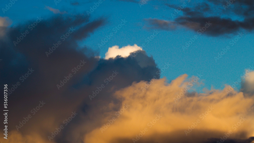 Ciel de traîne après le passage d'une perturbation.  De nombreuses averses continuent de se succéder