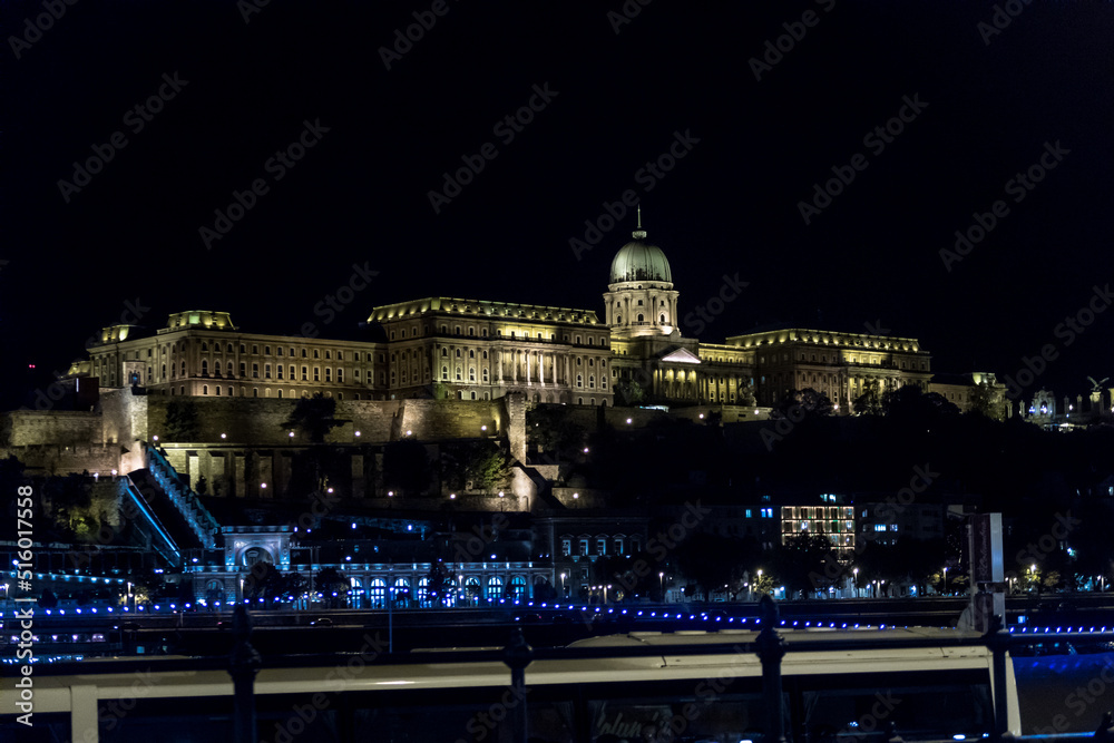 Naklejka premium Budapest bei Nacht - Skyline