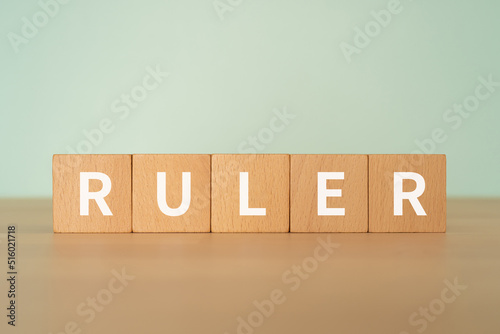 支配者、定規のイメージ｜「RULER」と書かれたブロック 
