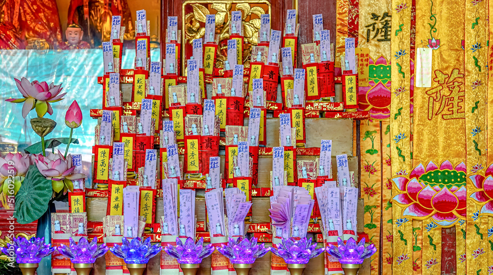 Fototapeta premium Kuala Lumpur - Altar im buddhistischem Tempel