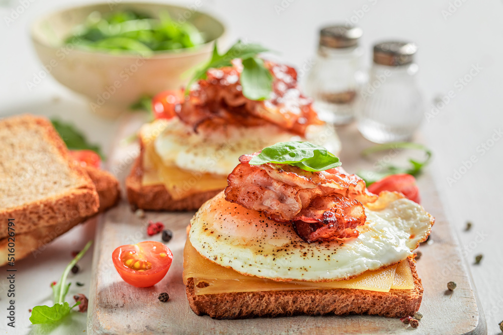 Crunchy and delicious toasts with toast, bacon and eggs.