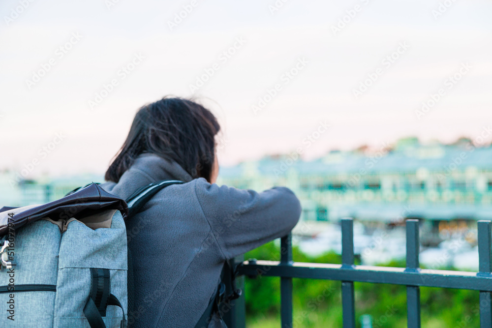 海外の建物を眺める人物の後ろ姿 Stock 写真 | Adobe Stock