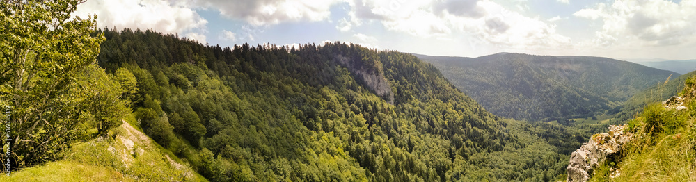 La combe d’Orvaz, versant Est, vue depuis la crête du cirque, Jura, Ain, Auvergne-Rhône-Alpes, France