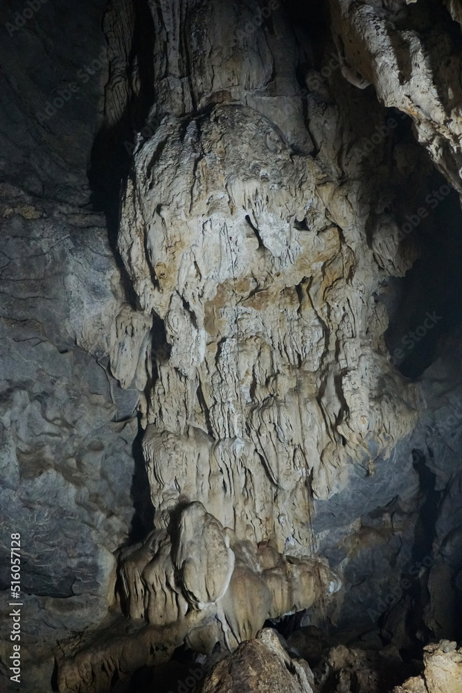 Beautiful stalactites are limestone sediments that form rods or stalactites from the cave ceiling formed by groundwater with dissolved limestone droplets.
