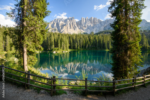 Lake Carezza (Lago di Carezza, Karersee) with Mont Latemar, province de Bolzano, Tyrol du Sud, Italie. Landscape lake Carezza or Karersee and Dolomites in background, Nova Levante, Bolzano, Italie.