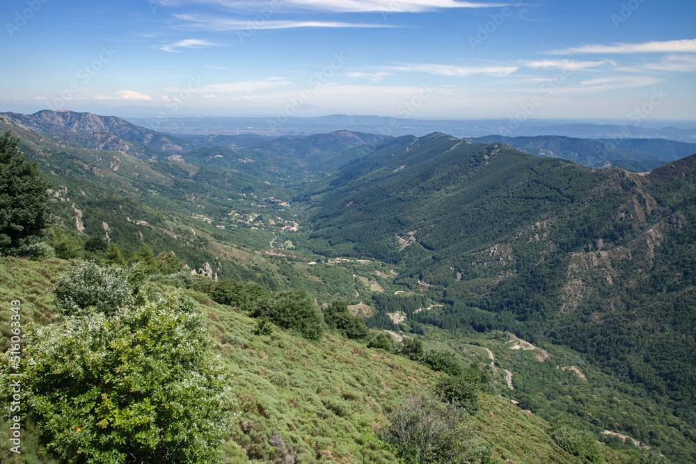 Vallée cévenole au pied des monts du Tanargue dans l'Ardèche
