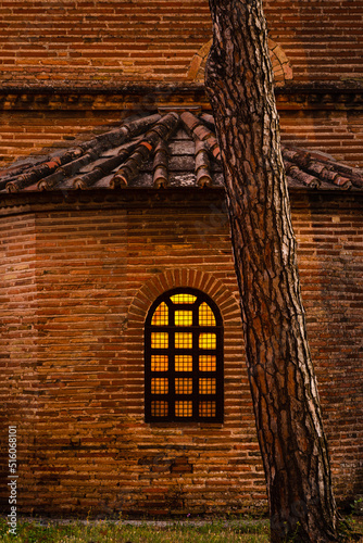 Scena con un dettaglio della Basilica di Sant'Apollinare in Classe, In Italia, in Emilia Romagna. Finestra. Monumenti. Turistico.