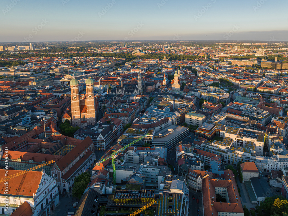 Obraz premium The panorama aerial view of Munchen city centre with Marienplatz and Frauenkirche.
