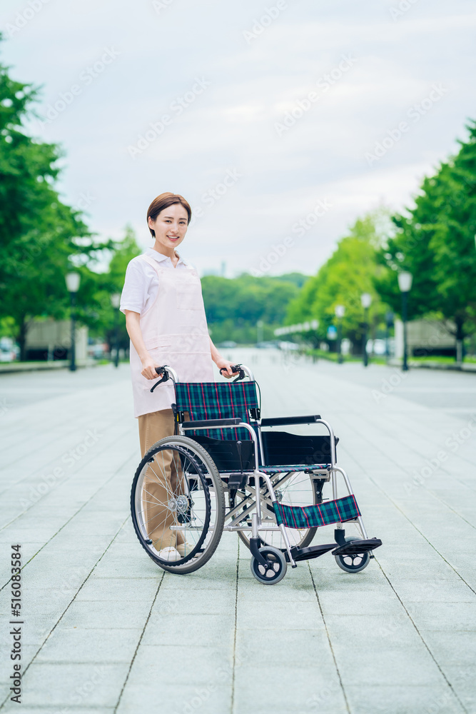 車椅子とエプロン姿の女性 車椅子とエプロン姿の女性