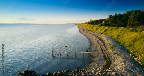 Blick auf einen Steg an der steinigen Küste der dänischen Ortschaft Vesterløkken auf der Ostsee Insel Samsø
