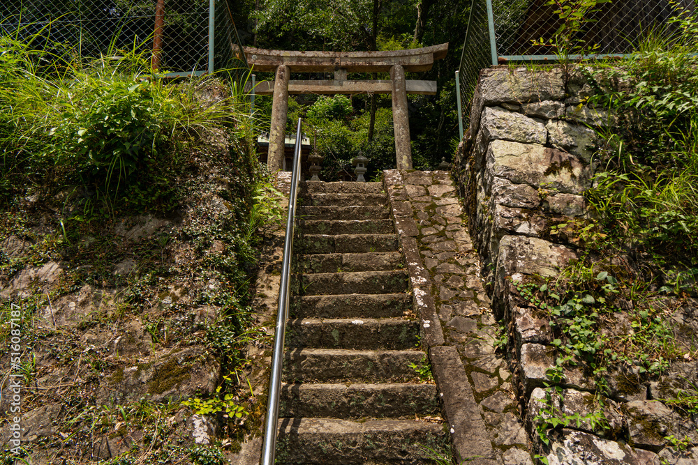 神社へ通じる急な石段