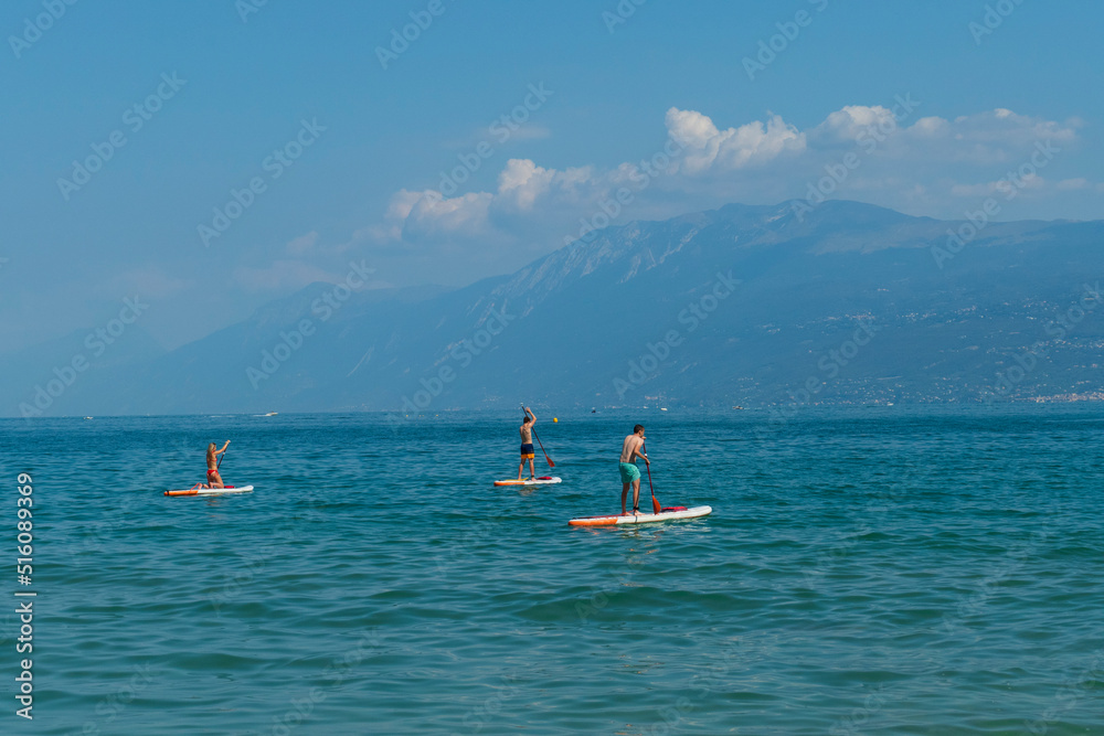 Stand up Paddling, Stehend auf dem Board am Gardasee Stock Photo
