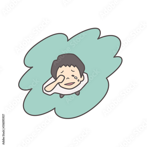 上を向いて泣くのを堪えようとする少年