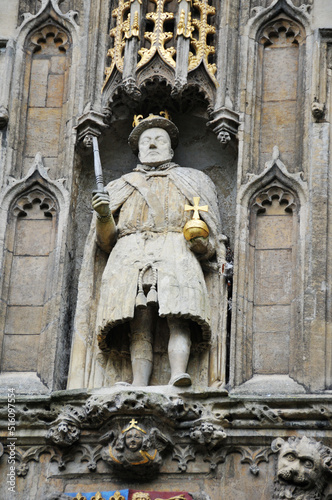 Statue of Henry VIII at the gate of Trinity College, Cambridge, England.