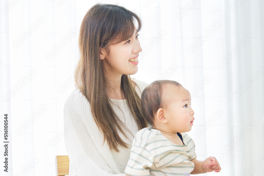 リビングに居る母親と赤ちゃんのポートレート