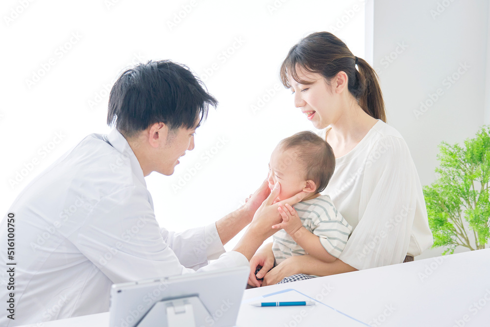 赤ちゃんを診察する医者 赤ちゃんを診察する医者