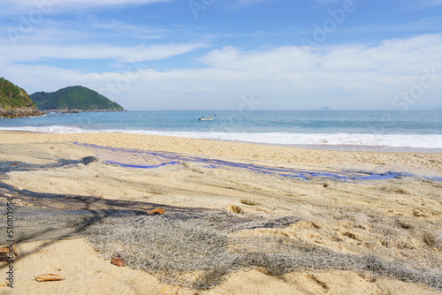 paisagem da praia de Toque Toque em São Sebastião, com as redes de pesca sobre a areia. Litoral norte de São Paulo, Brasil. Conceito de viagem e turismo. 