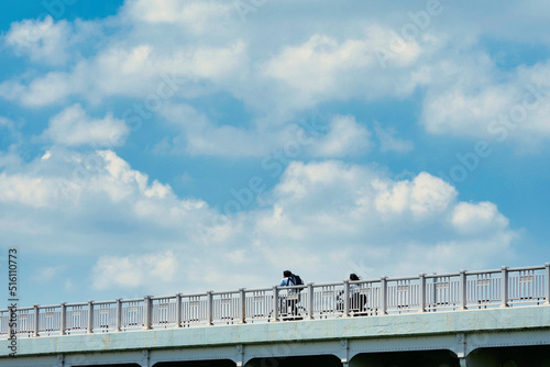 自転車に乗る学生 青空背景