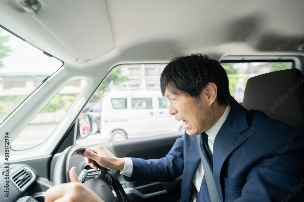 運転する男性 運転する男性