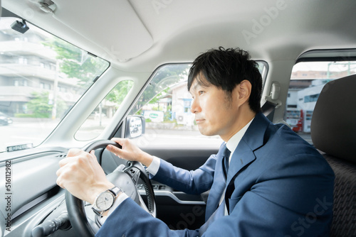 運転する男性 © 茂輝 田代