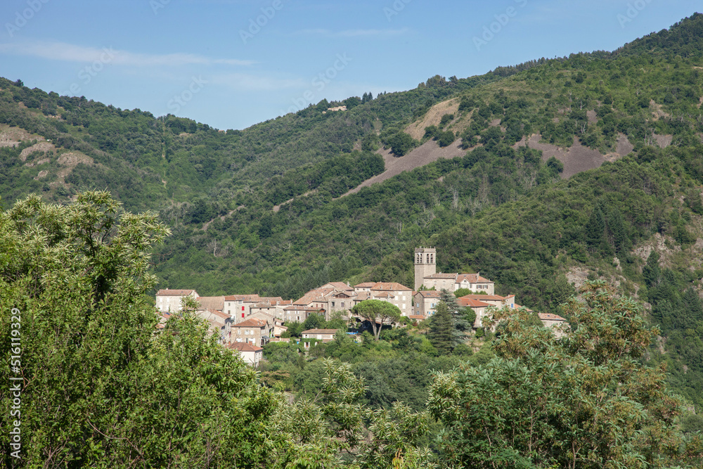 Le village d'Antraigues (Ardèche) dans la montagne ardéchoise