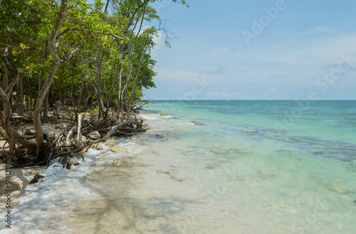 Vista panor  mica de playa Bendita Beach en Colombia. Hermosa vista de orilla del mar