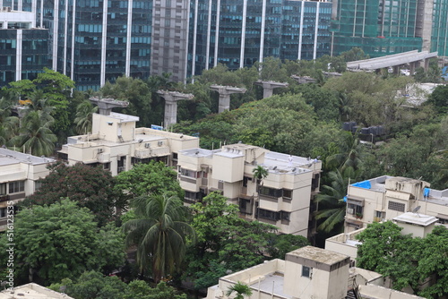 インド　ムンバイの建築中のモノレール photo