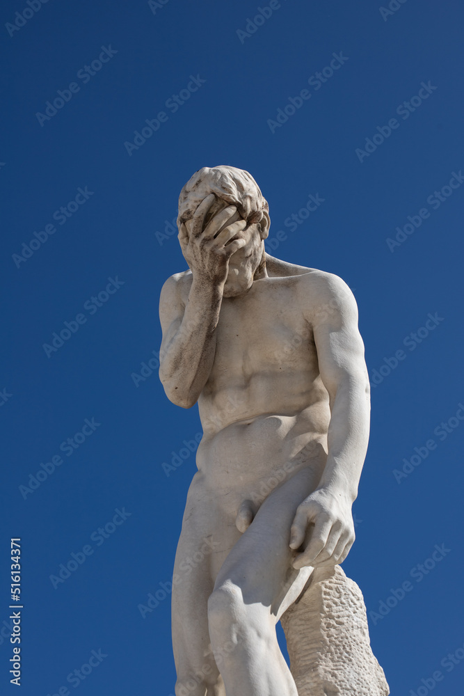 Statue de Caïn venant de tuer son frère. Jardin des Tuileries à Paris. Emplacement libre pour le texte.