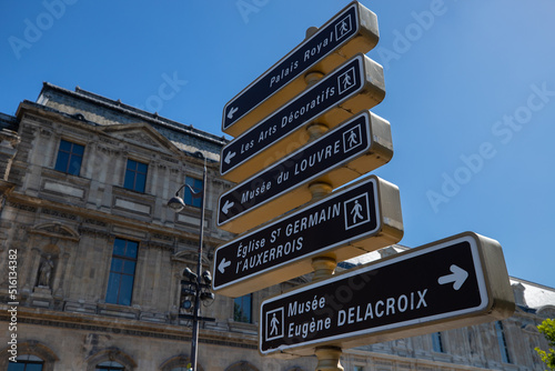 Photos panneaux de signalisation indiquant des lieux célèbres dans Paris comme le musée