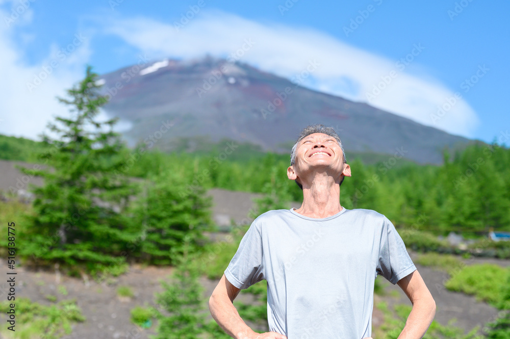 富士山を見上げる男性 登山 トレッキング
富士山を見上げる男性 登山 トレッキング