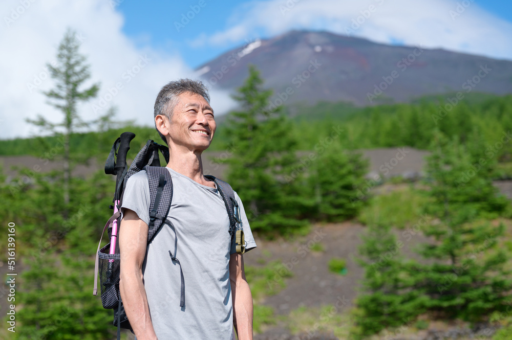 富士登山に挑戦する男性 シニア ポートレート
富士登山に挑戦する男性 シニア ポートレート