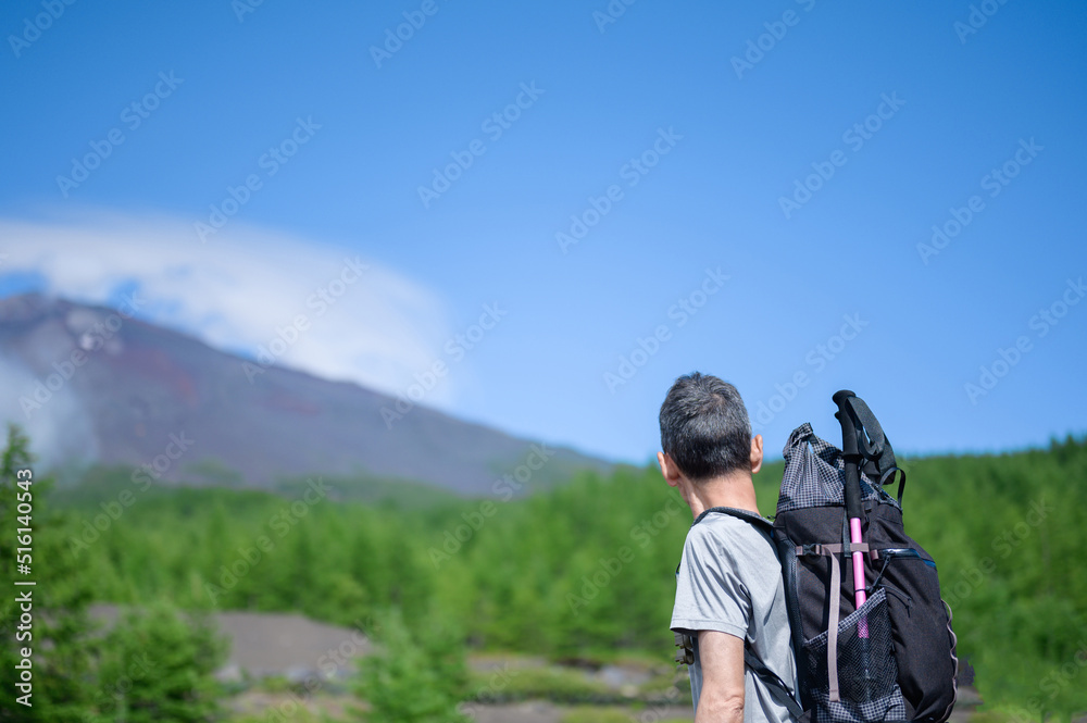 富士登山に挑戦する男性　山登り　挑戦
