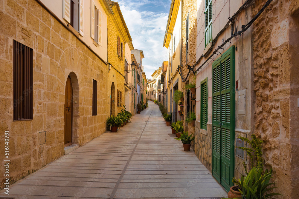 Calle del centro historico de Alcudia, Isla de Majorca, Islas Baleares, Spain