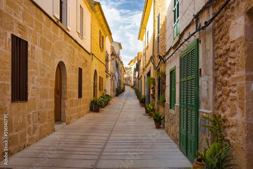 Fototapeta Naklejka Na Ścianę i Meble -  Calle del centro historico de Alcudia, Isla de Majorca, Islas Baleares, Spain