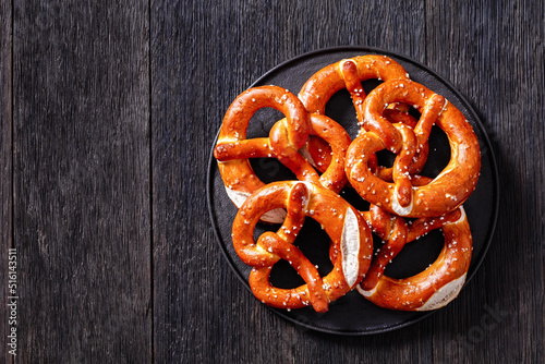 Fotografia soft pretzels baked in the form of knot