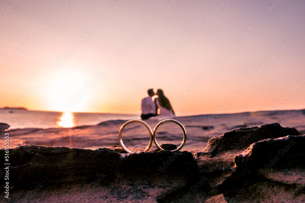 Obraz premium silhouette of a couple on their wedding day with a sunset in the background