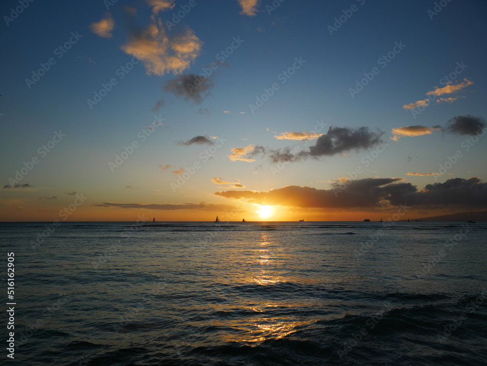 ハワイ、オアフ島、ワイキキビーチの夕陽