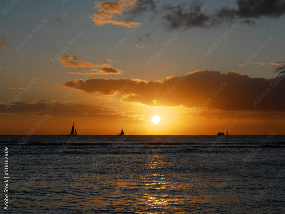 ハワイ、オアフ島、ワイキキビーチの夕陽とヨット