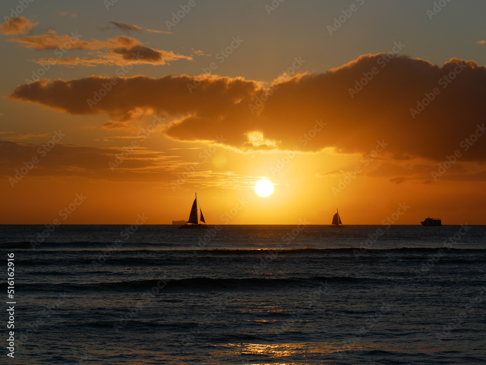 ハワイ、オアフ島、ワイキキビーチの夕陽とヨット