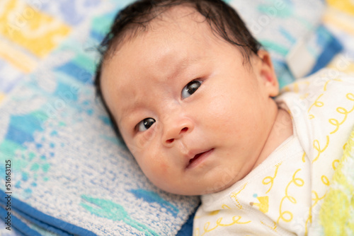 しかめっ面の赤ちゃん（生後3カ月）の顔のアップ photo
