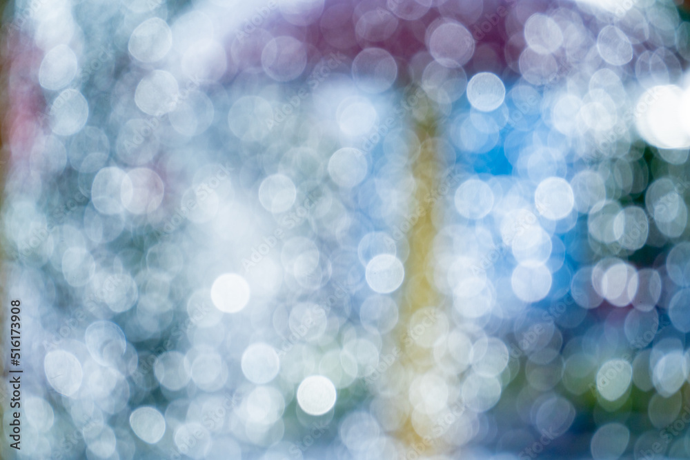 Obraz premium Water drops and drips on a colored background