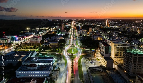 Canvastavla ciudad de noche Cancun Mexico drone aerial