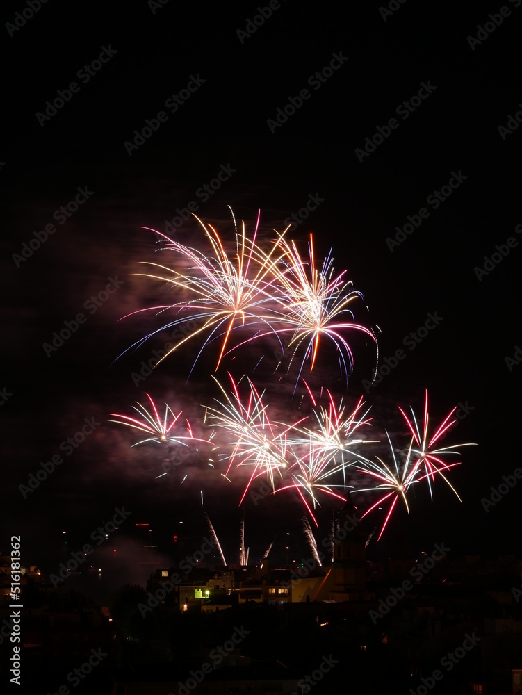 Larga exposición de fuegos artificiales coloridos en el cielo nocturno Larga exposición de fuegos artificiales coloridos en el cielo nocturno