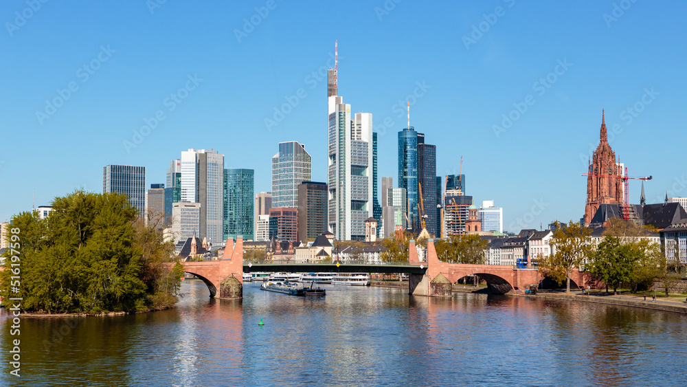 Frankfurt am Main, Blick auf die Skyline von der Ignatz-Bubis-Brücke, 18.04.2022.